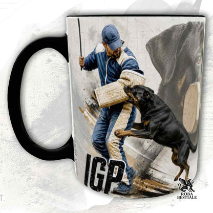 Tazza bianca con dettagli neri stampata una grafica originale di Roba Bestiale con un Rottweiler che fa IGP