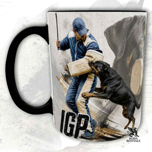 Tazza bianca con dettagli neri stampata una grafica originale di Roba Bestiale con un Rottweiler che fa IGP