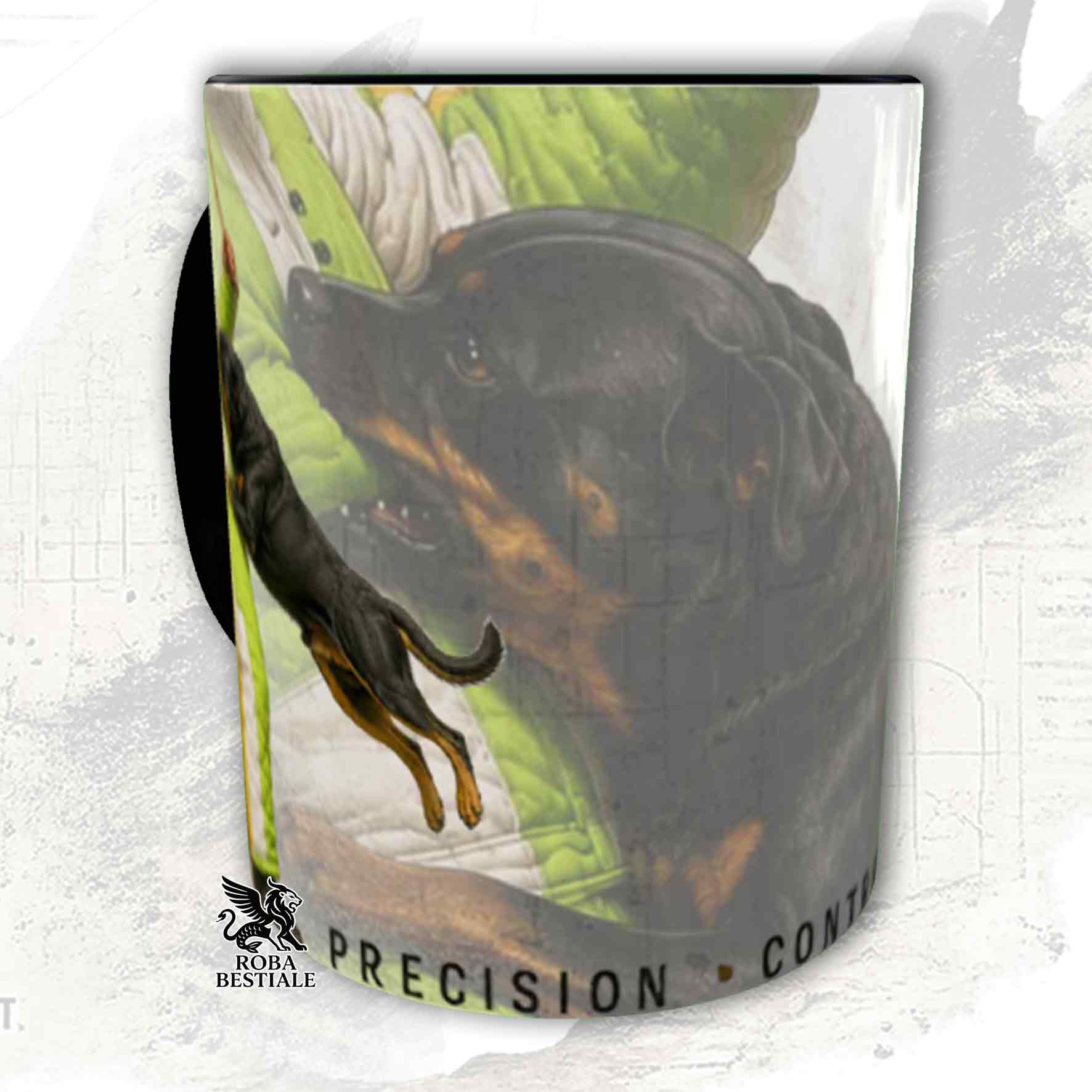 Tazza bianca con dettagli neri stampata una grafica originale di Roba Bestiale con un Rottweiler che fa Mondioring