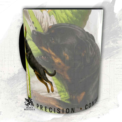 Tazza bianca con dettagli neri stampata una grafica originale di Roba Bestiale con un Rottweiler che fa Mondioring
