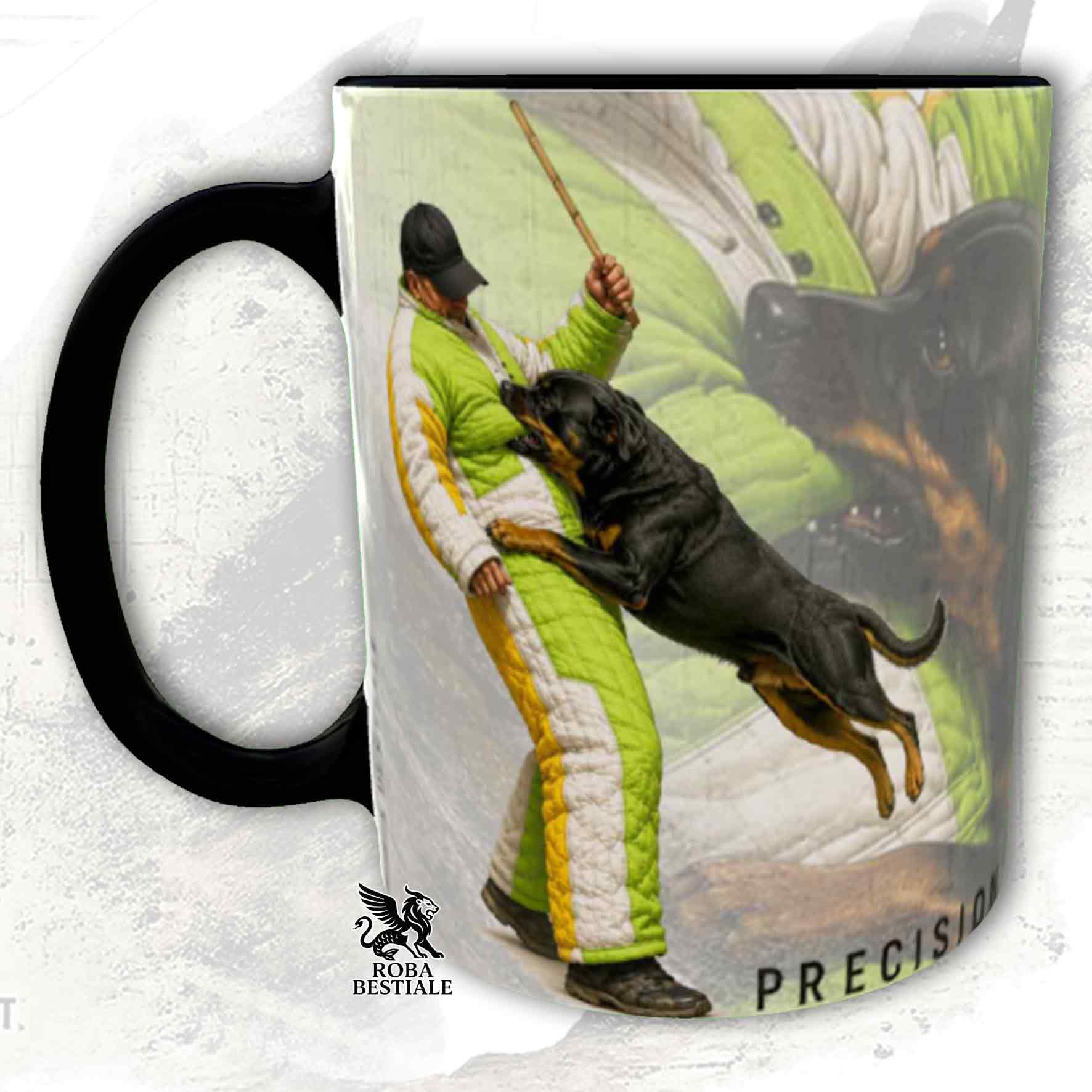 Tazza bianca con dettagli neri stampata una grafica originale di Roba Bestiale con un Rottweiler che fa Mondioring