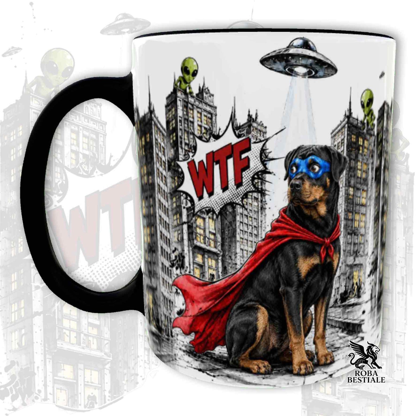 Tazza nera stampata con un Rottweiler con espressione sorpresa, vestito da Super Eroe. Grafica originale Roba Bestiale, collezione Hero