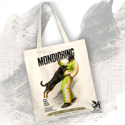 Borsa Tote beige con stampata una grafica originale di Roba Bestiale con un Rottweiler che fa Mondioring