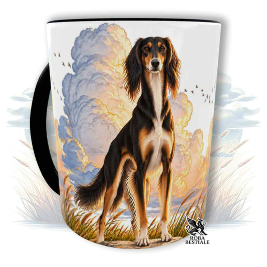 Tazza bianca con saluki bruno su cielo nuvoloso e logo ROBA BESTIALE