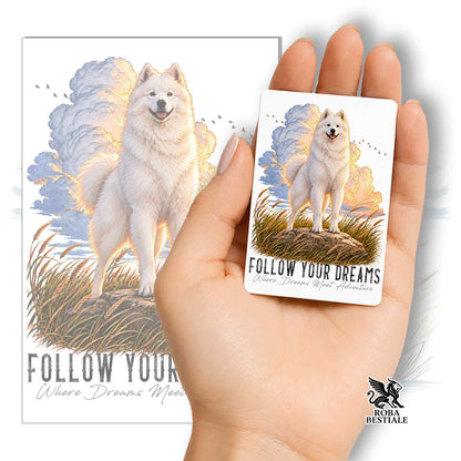 Calamita con cane bianco e scritta FOLLOW YOUR DREAMS su card