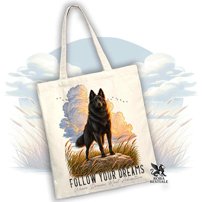 Tote in tela bianca con manici lunghi, stampa cane e scritta “FOLLOW YOUR DREAMS”.