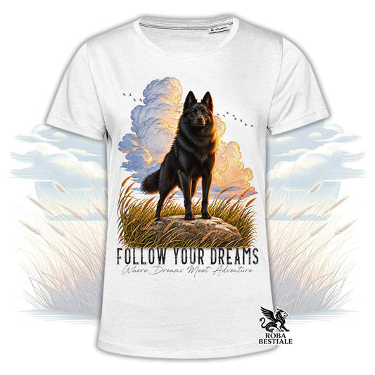 Maglietta bianca con stampa cane nero su erba e scritta FOLLOW YOUR DREAMS