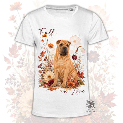 Maglietta bianca con cane Shar Pei fulvo tra fiori autunnali, scritta 'Fall'.