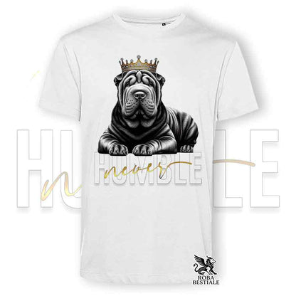 T-shirt bianca stampata con uno Shar Pei, grafica Never Humble