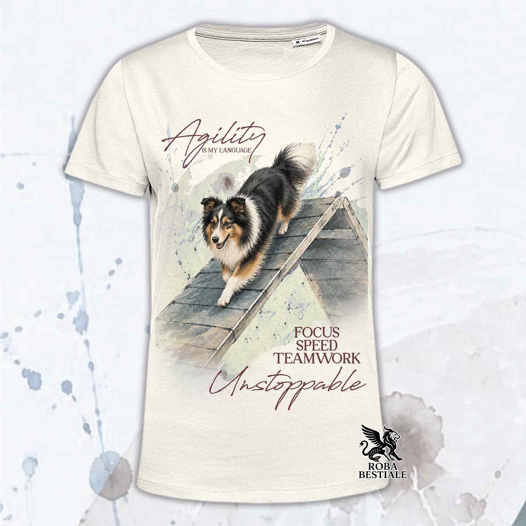 T-shirt beige stampata con uno Shetland Sheepdog che fa Agility. Grafica originale Roba Bestiale, collezione A-Frame