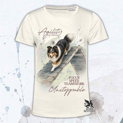 T-shirt beige stampata con uno Shetland Sheepdog che fa Agility. Grafica originale Roba Bestiale, collezione A-Frame