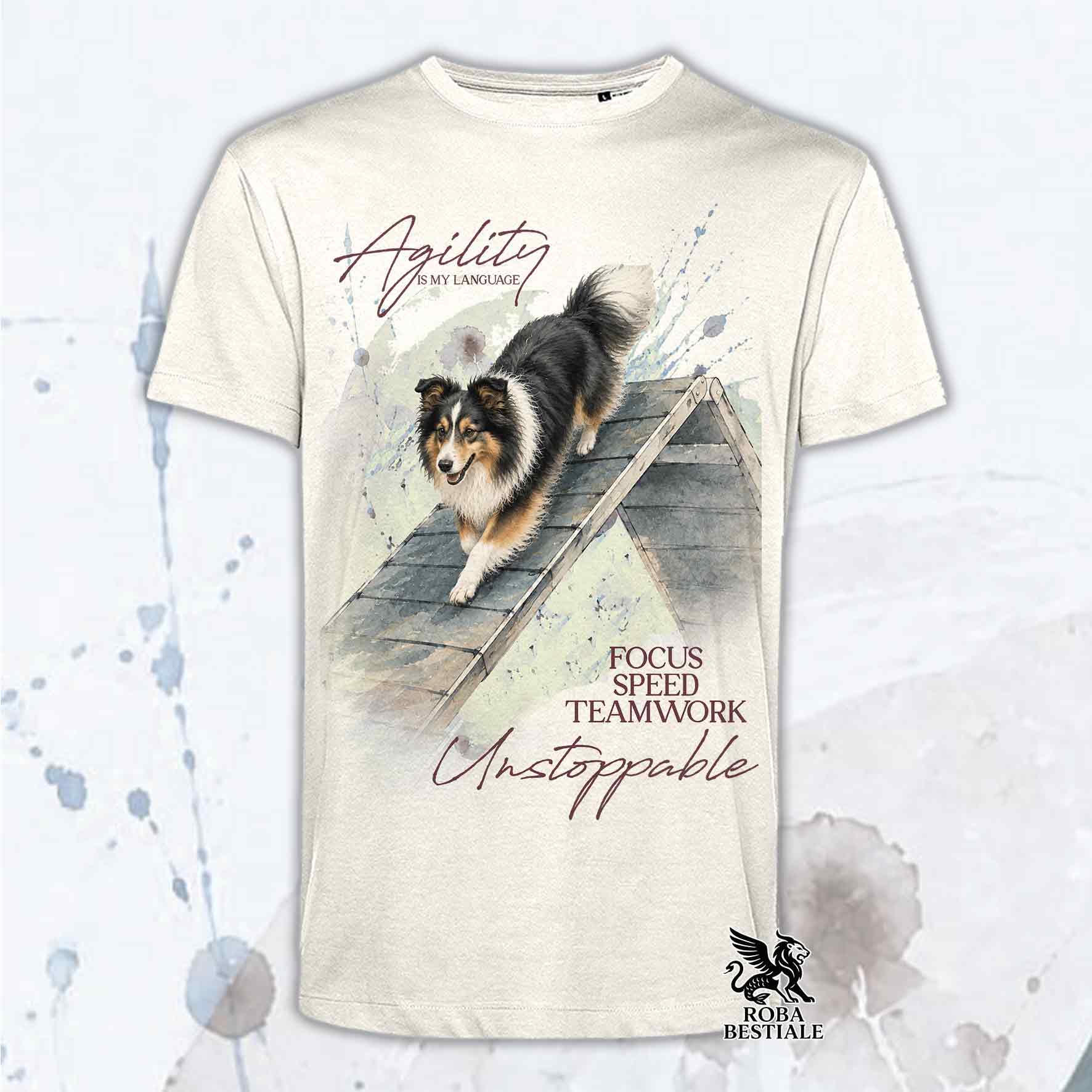 T-shirt beige stampata con uno Shetland Sheepdog che fa Agility. Grafica originale Roba Bestiale, collezione A-Frame