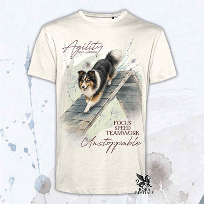 T-shirt beige stampata con uno Shetland Sheepdog che fa Agility. Grafica originale Roba Bestiale, collezione A-Frame
