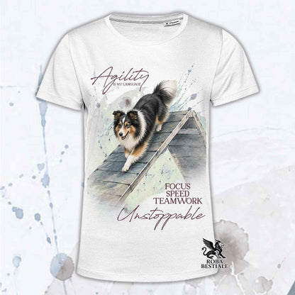 T-shirt bianca stampata con uno Shetland Sheepdog che fa Agility. Grafica originale Roba Bestiale, collezione A-Frame