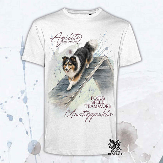 T-shirt bianca stampata con uno Shetland Sheepdog che fa Agility. Grafica originale Roba Bestiale, collezione A-Frame
