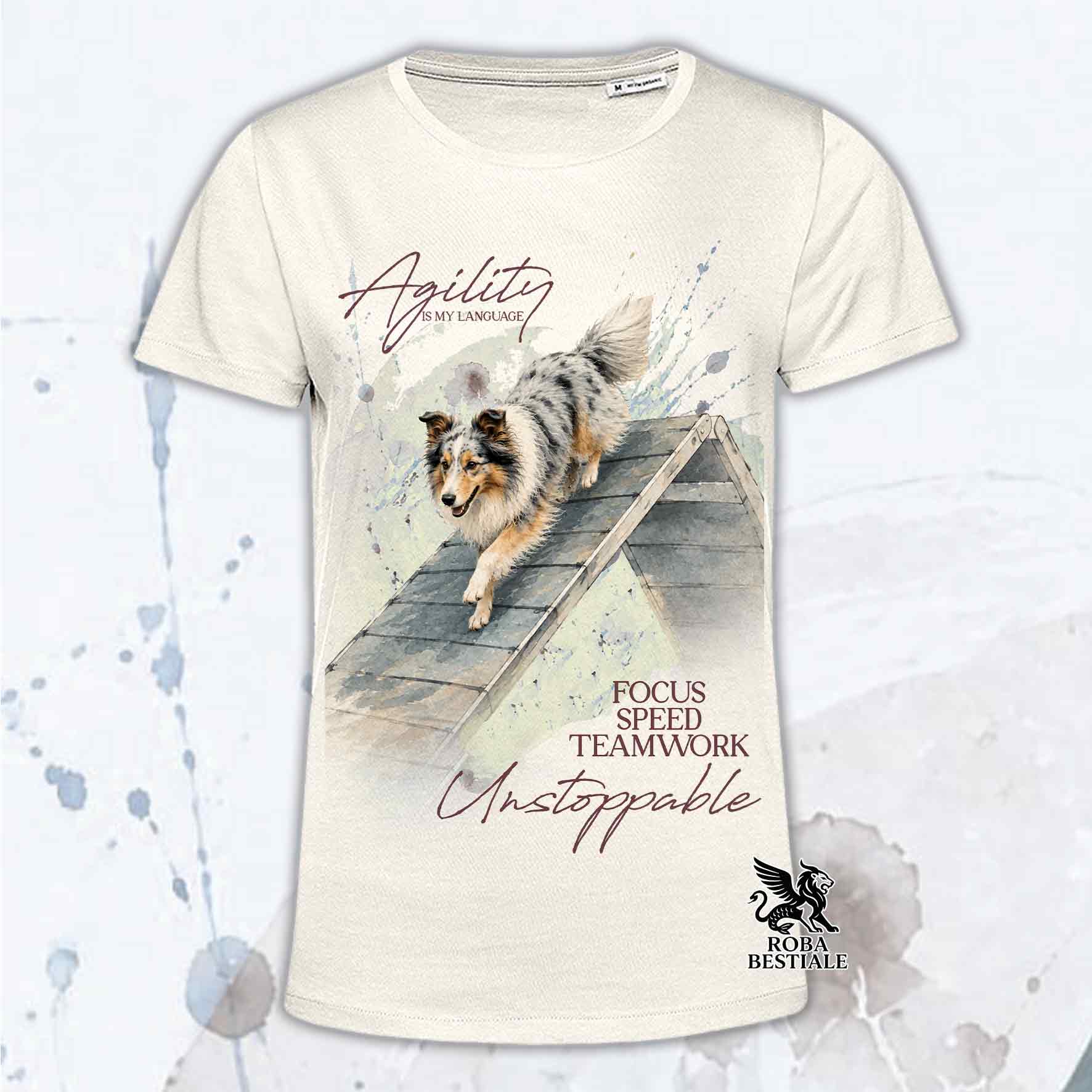 T-shirt bianca stampata con uno Shetland Sheepdog che fa Agility. Grafica originale Roba Bestiale, collezione A-Frame