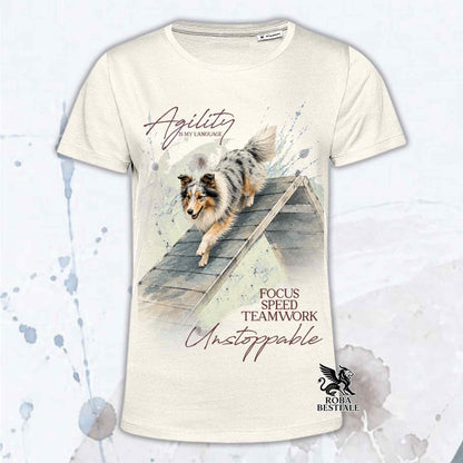 T-shirt bianca stampata con uno Shetland Sheepdog che fa Agility. Grafica originale Roba Bestiale, collezione A-Frame