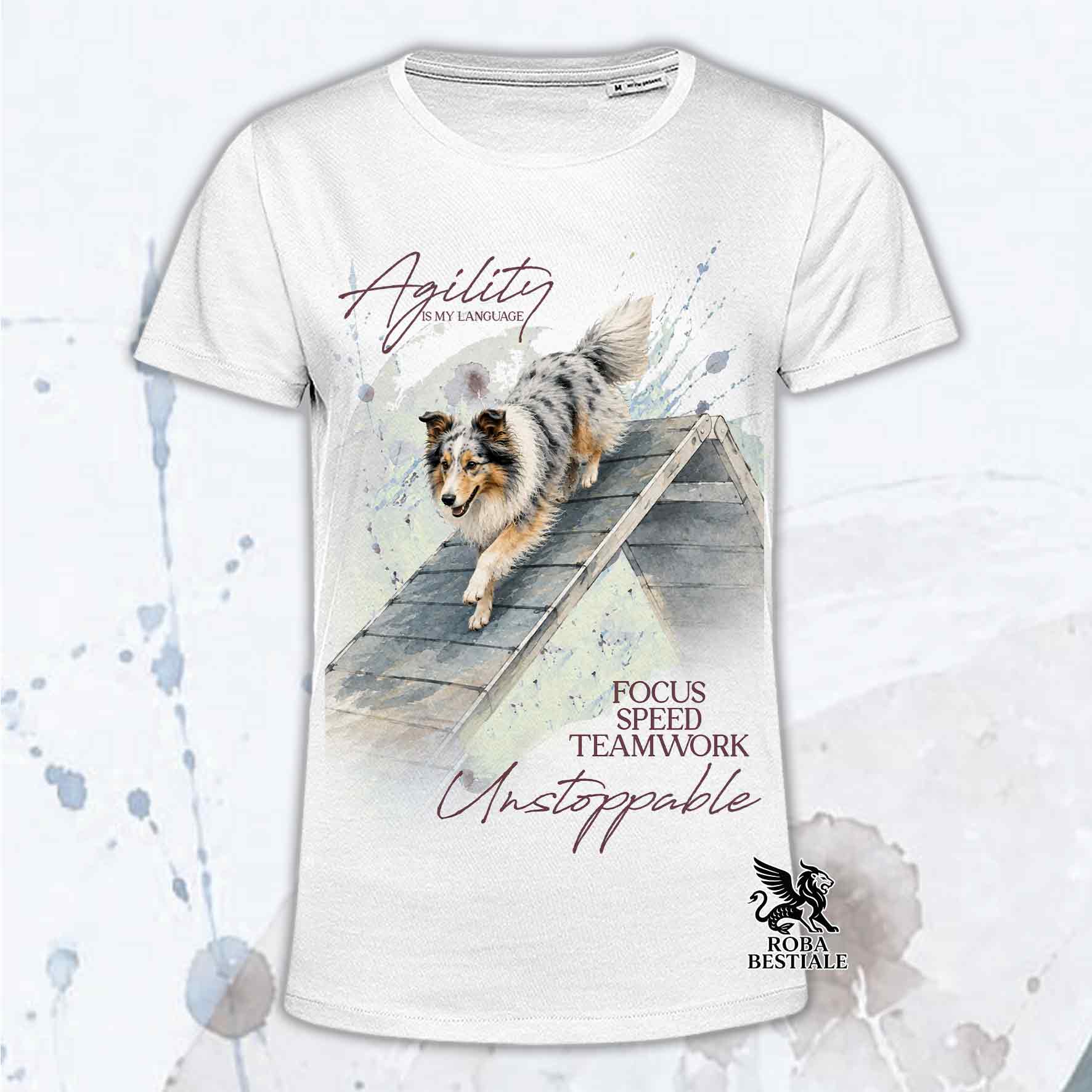 T-shirt bianca stampata con uno Shetland Sheepdog che fa Agility. Grafica originale Roba Bestiale, collezione A-Frame