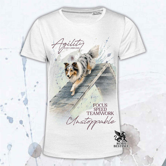 T-shirt bianca stampata con uno Shetland Sheepdog che fa Agility. Grafica originale Roba Bestiale, collezione A-Frame