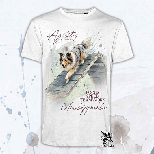 T-shirt bianca stampata con uno Shetland Sheepdog che fa Agility. Grafica originale Roba Bestiale, collezione A-Frame