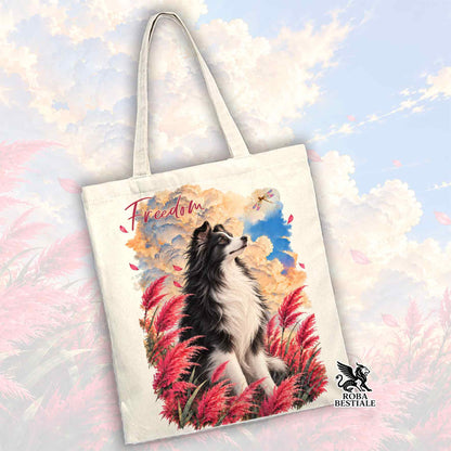 Borsa shopper beige con stampa di un cane pastore delle Shetland tra erbe rosse e scritta Freedom