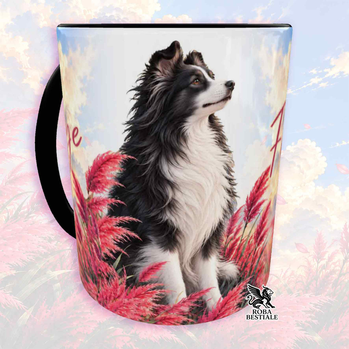 Tazza con manico nero, decorata con un cane bianco e nero tra erbe rosa.
