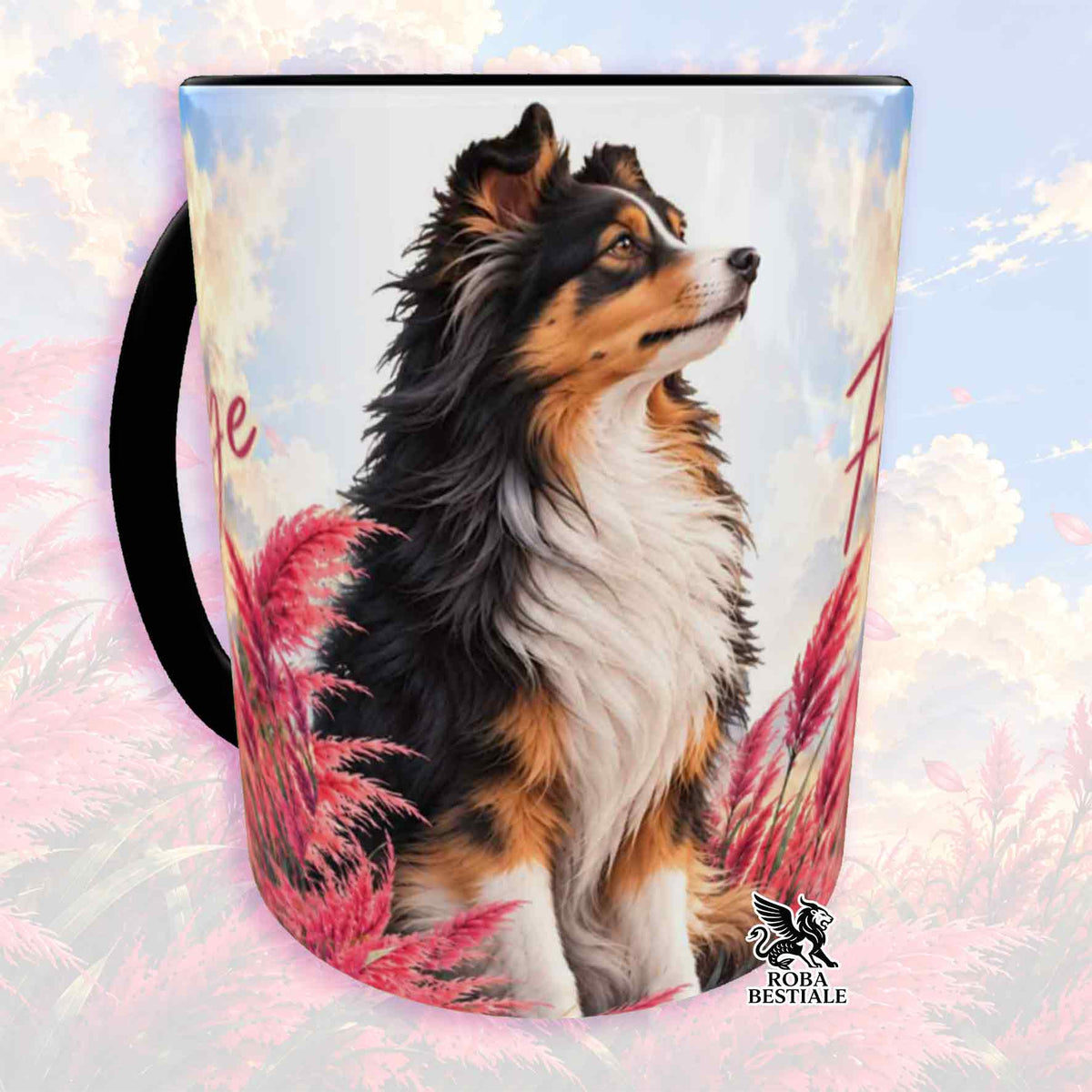 Tazza in ceramica con stampa cane pastore tricolore nero e piume rosa; manico nero