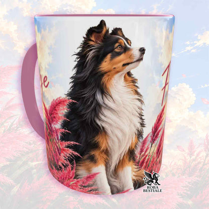 Tazza in ceramica con stampa cane pastore tricolore nero e piume rosa; manico rosa