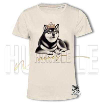 T-shirt bianca stampata con uno Shiba Inu, grafica Never Humble