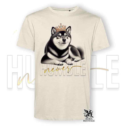 T-shirt bianca stampata con uno Shiba Inu, grafica Never Humble
