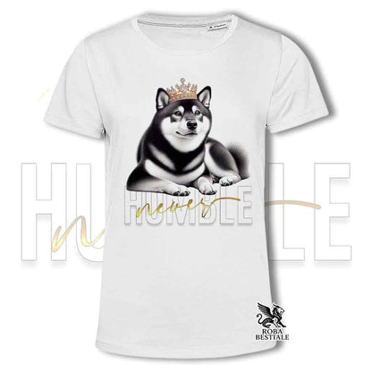 T-shirt bianca stampata con uno Shiba Inu, grafica Never Humble