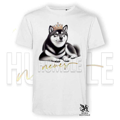 T-shirt bianca stampata con uno Shiba Inu, grafica Never Humble