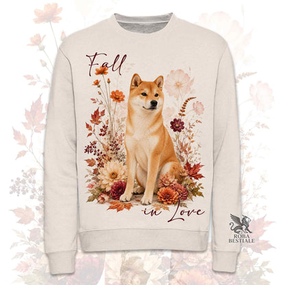Felpa girocollo beige stampata con uno Shiba Inu seduto in mezzo a fiori e foglie autunnali. Grafica originale Roba Bestiale, collezione Fall in Love