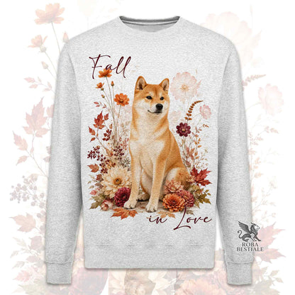 Felpa girocollo grigia stampata con uno Shiba Inu seduto in mezzo a fiori e foglie autunnali. Grafica originale Roba Bestiale, collezione Fall in Love