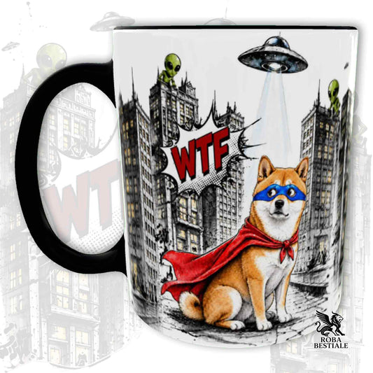 Tazza nera stampata con uno Shiba Inu con espressione sorpresa, vestito da Super Eroe. Grafica originale Roba Bestiale, collezione Hero