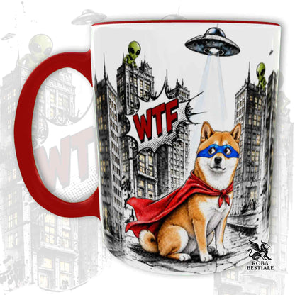 Tazza rossa stampata con uno Shiba Inu con espressione sorpresa, vestito da Super Eroe. Grafica originale Roba Bestiale, collezione Hero