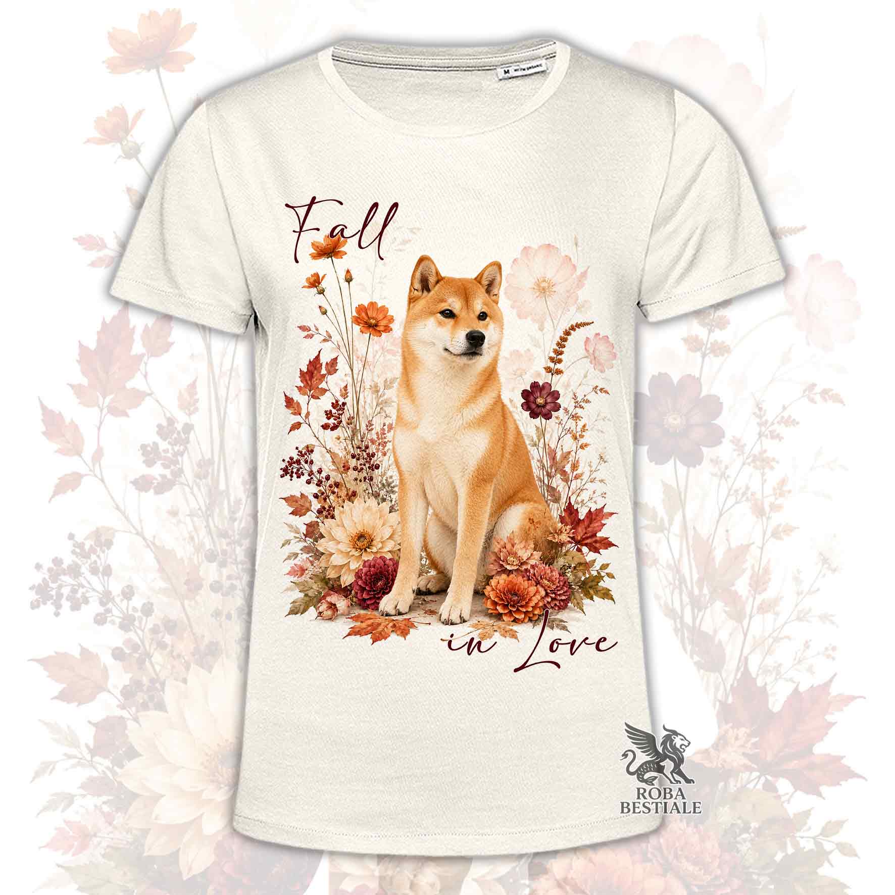 T-shirt beige stampata con uno Shiba Inu seduto in mezzo a fiori e foglie autunnali. Grafica originale Roba Bestiale, collezione Fall in Love