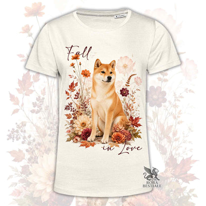 T-shirt beige stampata con uno Shiba Inu seduto in mezzo a fiori e foglie autunnali. Grafica originale Roba Bestiale, collezione Fall in Love