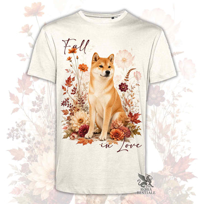 T-shirt beige stampata con uno Shiba Inu seduto in mezzo a fiori e foglie autunnali. Grafica originale Roba Bestiale, collezione Fall in Love