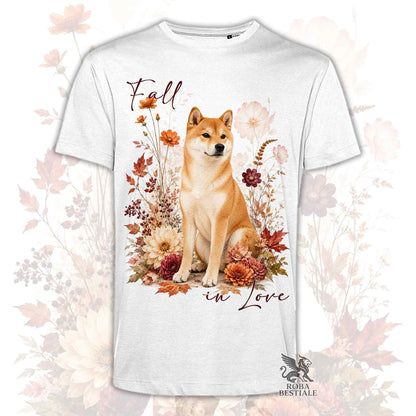 T-shirt bianca stampata con uno Shiba Inu seduto in mezzo a fiori e foglie autunnali. Grafica originale Roba Bestiale, collezione Fall in Love