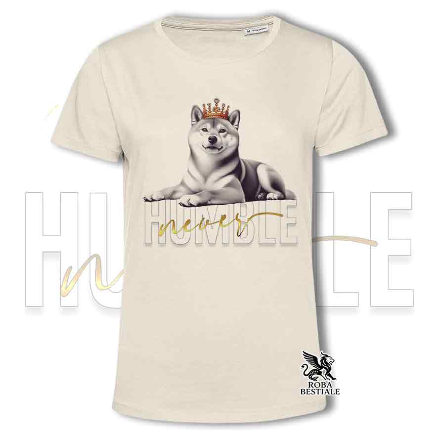 T-shirt bianca stampata con uno Shiba Inu, grafica Never Humble