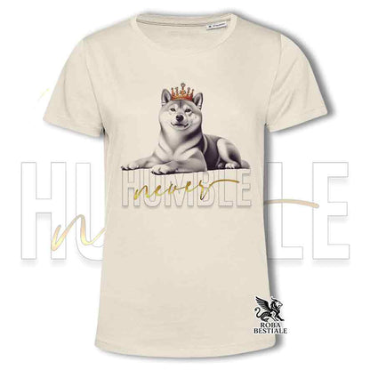 T-shirt bianca stampata con uno Shiba Inu, grafica Never Humble