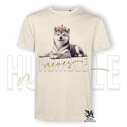 T-shirt bianca stampata con uno Shiba Inu, grafica Never Humble
