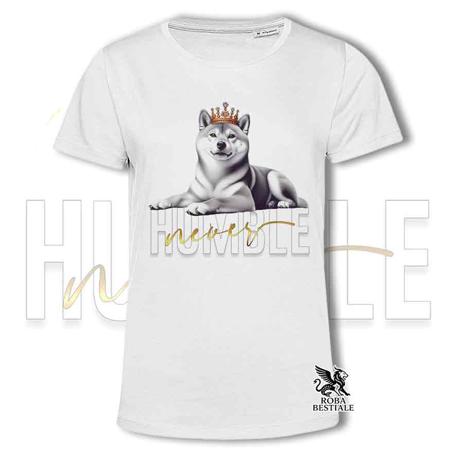 T-shirt bianca stampata con uno Shiba Inu, grafica Never Humble