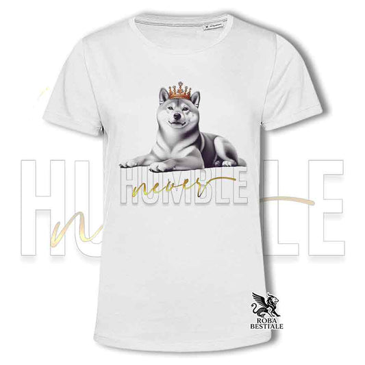 T-shirt bianca stampata con uno Shiba Inu, grafica Never Humble