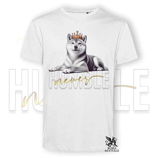 T-shirt bianca stampata con uno Shiba Inu, grafica Never Humble