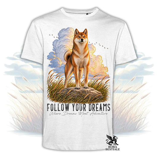 Maglietta bianca a maniche corte con Shiba Inu su sfondo nuvole e testo FOLLOW YOUR DREAMS