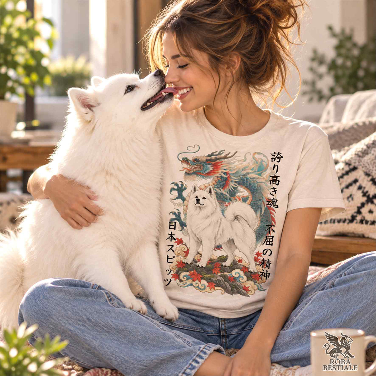 Donna in t-shirt avorio con stampa drago e cane bianco, girocollo a maniche corte