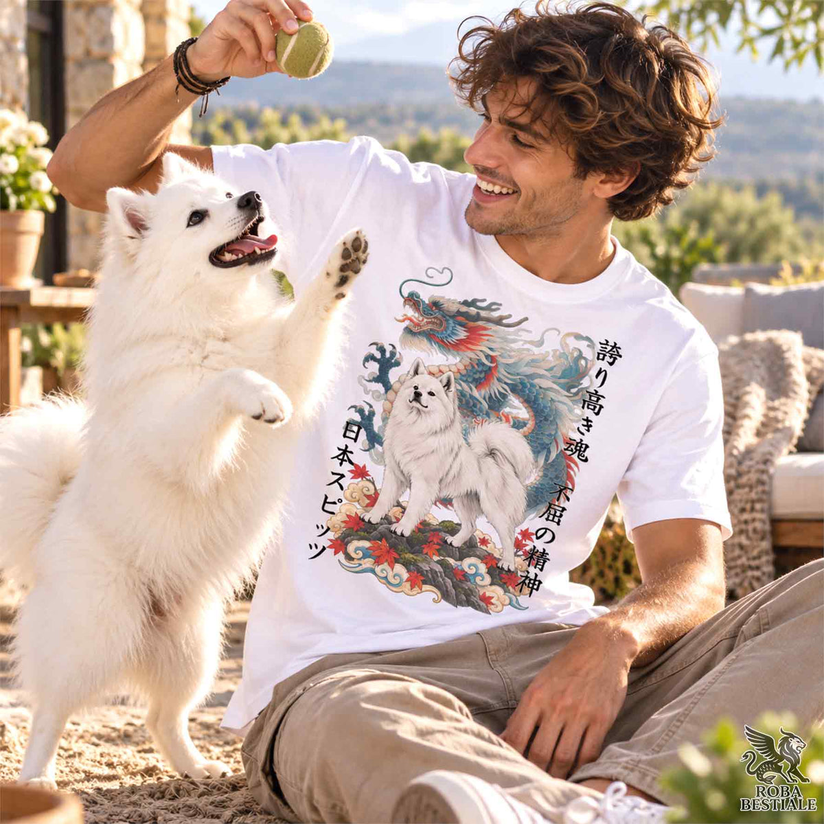 Uomo in t-shirt bianca con stampa drago e cane bianco, girocollo a maniche corte