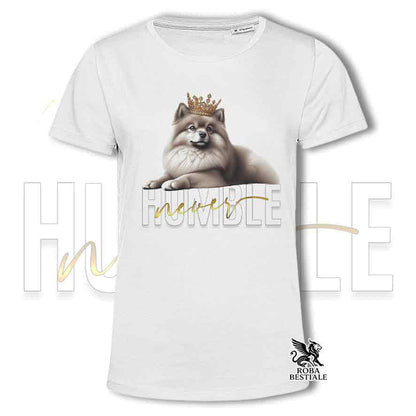 T-shirt bianca stampata con uno Spitz Tedesco, grafica Never Humble